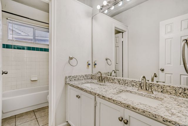 6374 Parkland Oaks Dr, San Antonio, TX 78240