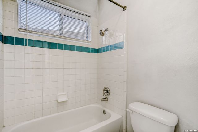 6374 Parkland Oaks Dr, San Antonio, TX 78240