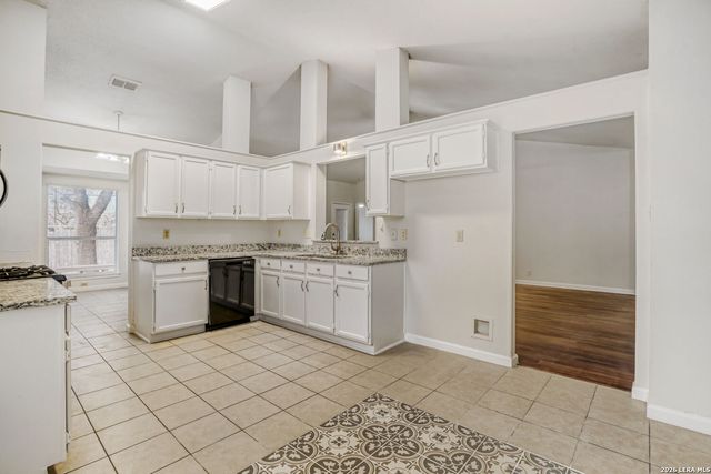 6374 Parkland Oaks Dr, San Antonio, TX 78240