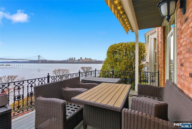 119 Hudson Cove, Edgewater, NJ 07020