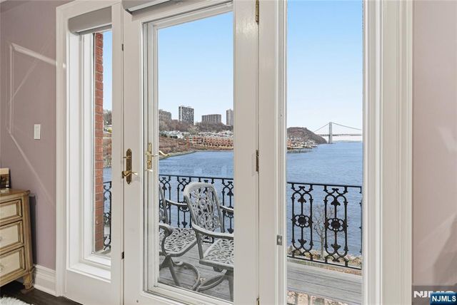 119 Hudson Cove, Edgewater, NJ 07020