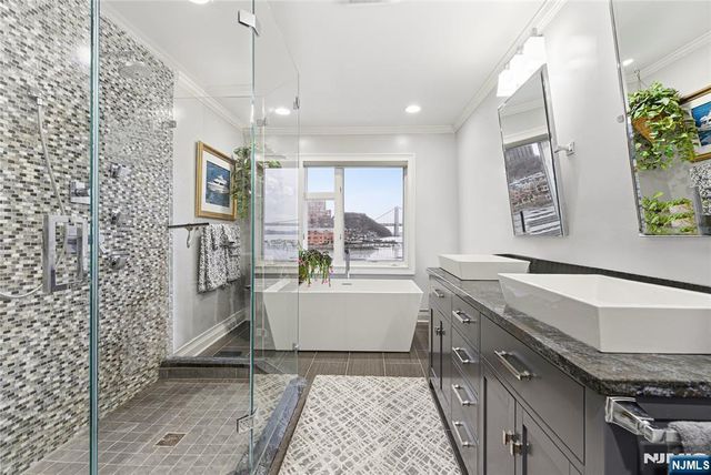 119 Hudson Cove, Edgewater, NJ 07020