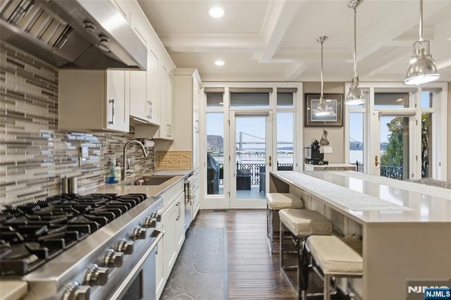 119 Hudson Cove, Edgewater, NJ 07020