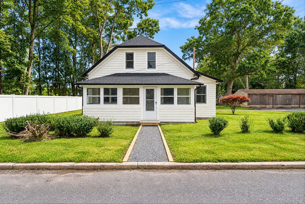 61 Bank Street, Center Moriches, NY 11934