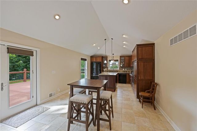 8024 Cherokee Lane, Leawood, KS 66206