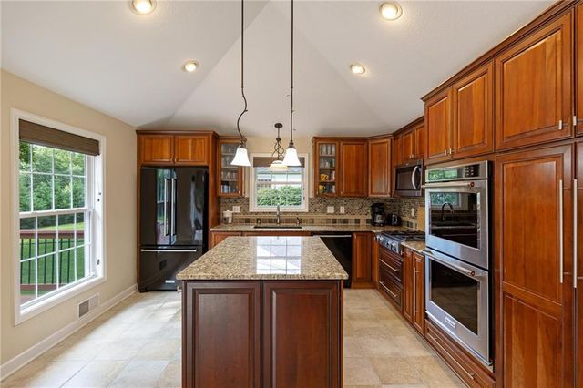 8024 Cherokee Lane, Leawood, KS 66206