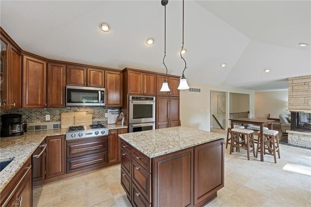 8024 Cherokee Lane, Leawood, KS 66206