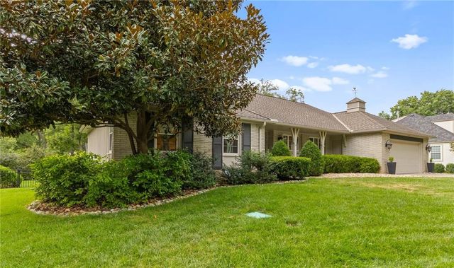 8024 Cherokee Lane, Leawood, KS 66206
