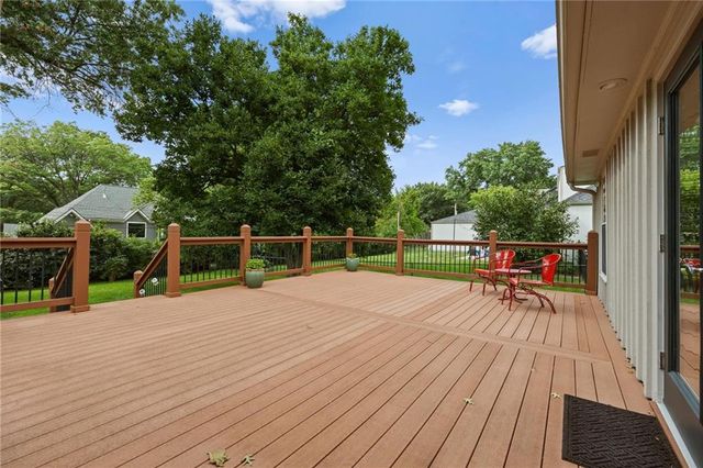 8024 Cherokee Lane, Leawood, KS 66206
