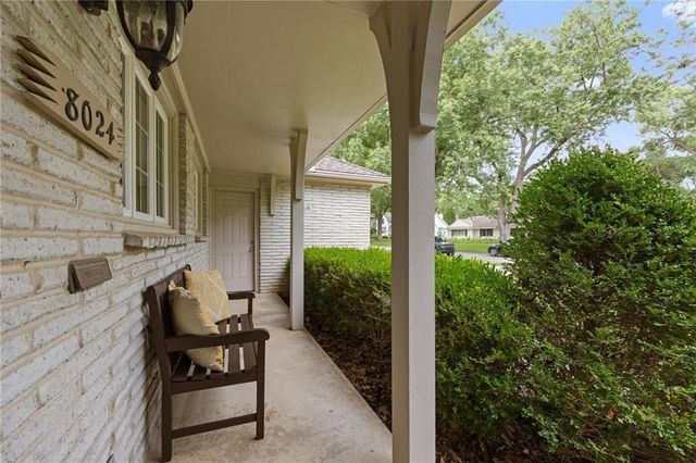 8024 Cherokee Lane, Leawood, KS 66206