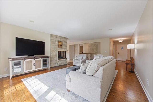 8024 Cherokee Lane, Leawood, KS 66206