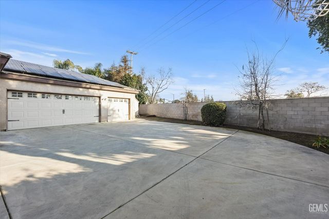 11305 Champions Avenue, Bakersfield, CA 93312