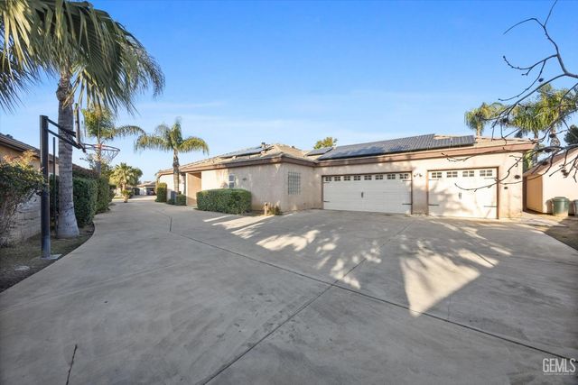 11305 Champions Avenue, Bakersfield, CA 93312