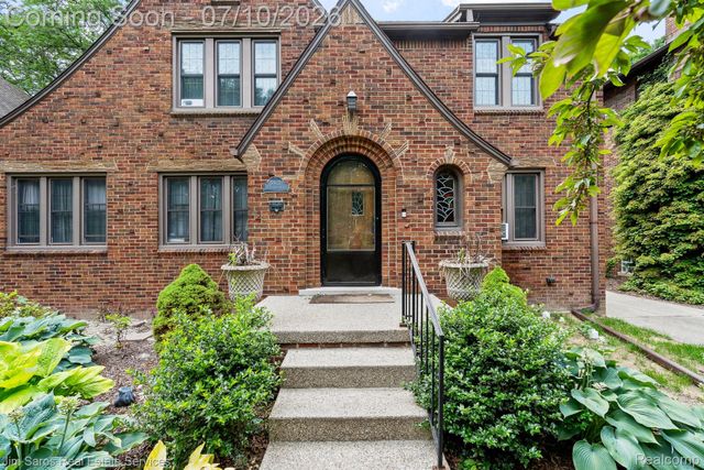 1421 Yorkshire Road, Grosse Pointe Park, MI 48230