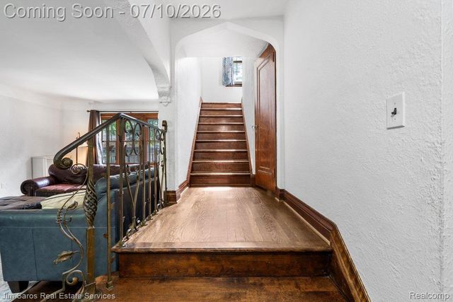 1421 Yorkshire Road, Grosse Pointe Park, MI 48230