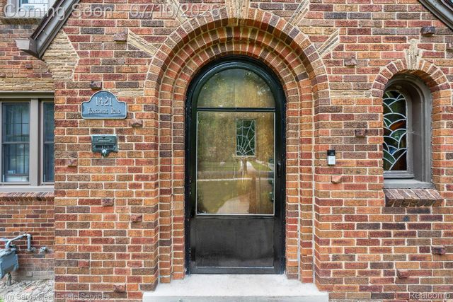 1421 Yorkshire Road, Grosse Pointe Park, MI 48230