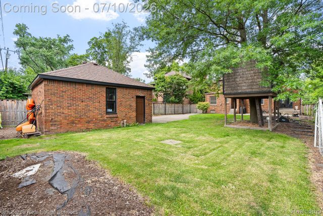 1421 Yorkshire Road, Grosse Pointe Park, MI 48230