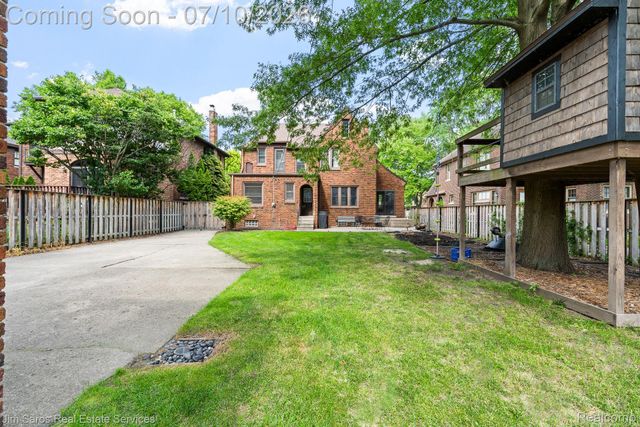1421 Yorkshire Road, Grosse Pointe Park, MI 48230