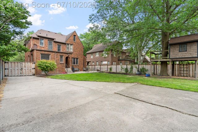 1421 Yorkshire Road, Grosse Pointe Park, MI 48230