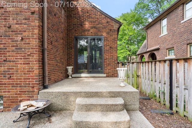 1421 Yorkshire Road, Grosse Pointe Park, MI 48230
