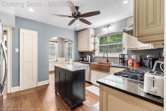 1421 Yorkshire Road, Grosse Pointe Park, MI 48230