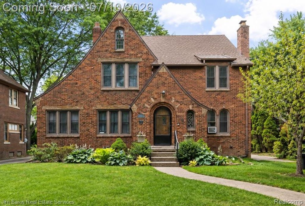 1421 Yorkshire Road, Grosse Pointe Park, MI 48230