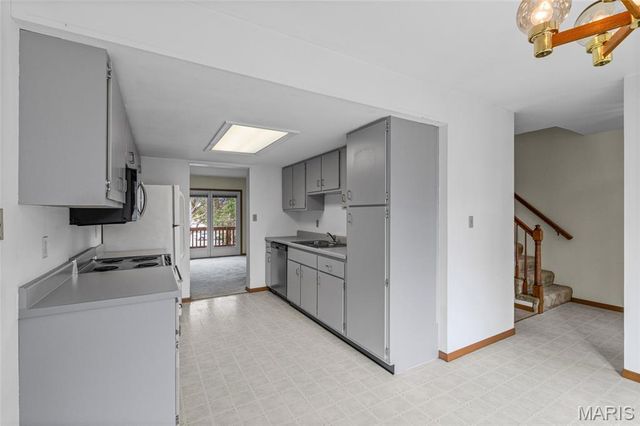 1728 Forest Hills Drive B, St Charles, MO 63303