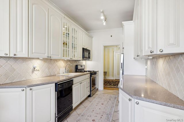 12 Hamilton Place B5, Garden City, NY 11530