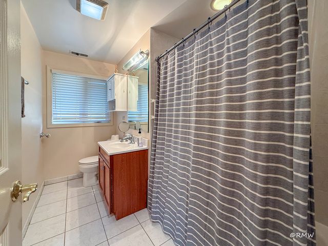 1904 Winston Lane, Schaumburg, IL 60193