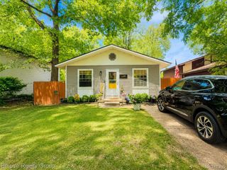 2716 Sinclair Avenue, Waterford Charter Township, MI 48328