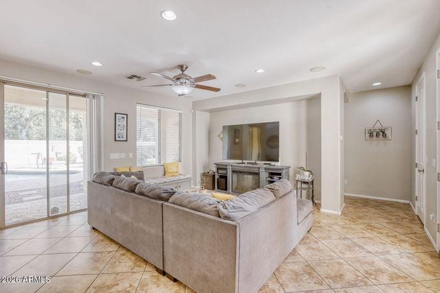 924 W WHITTEN Street, Chandler, AZ 85225