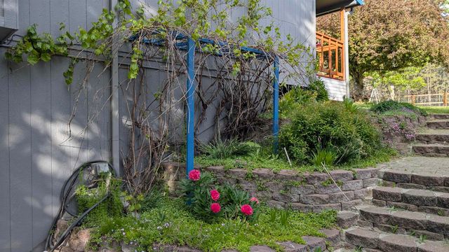 4807 E Chatteroy Rd, Chattaroy, WA 99003