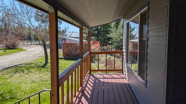 4807 E Chatteroy Rd, Chattaroy, WA 99003