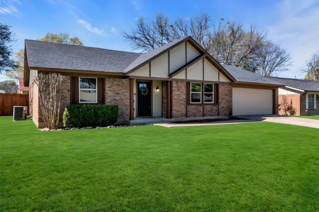 5529 Wood View Street, North Richland Hills, TX 76180