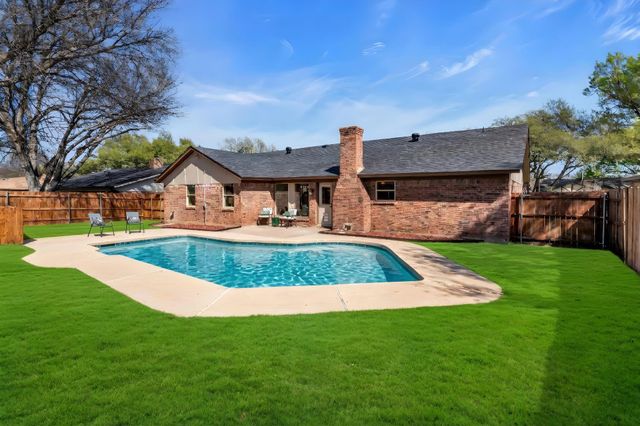 5529 Wood View Street, North Richland Hills, TX 76180