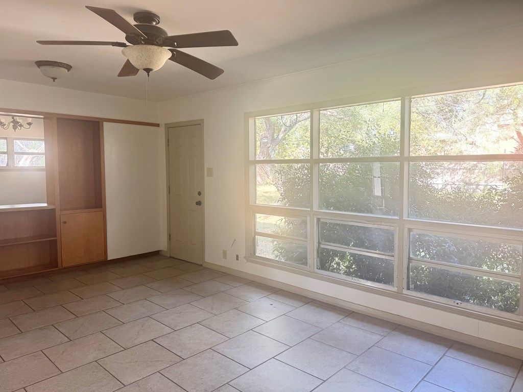 Image 3 of property listing at 2464 Oxford Ave, San Angelo, TX 76904