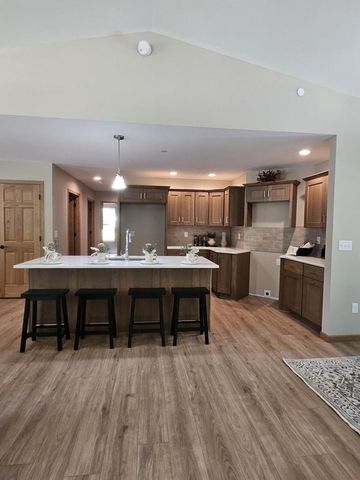 915 Sutherland Avenue, Janesville, WI 53545