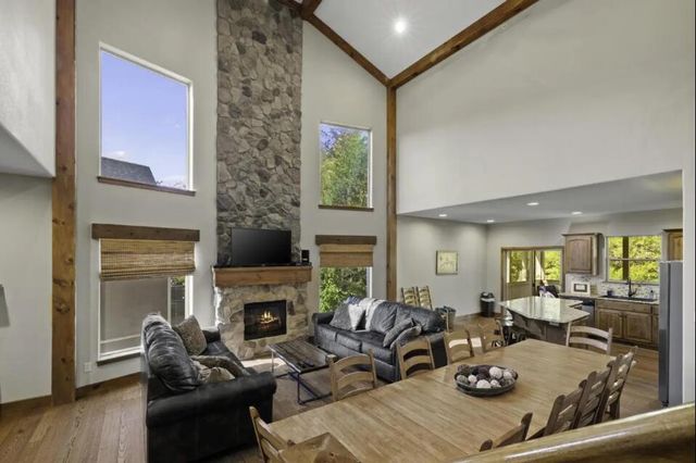 166 Streamside Drive, Hollister, MO 65672