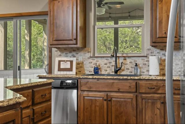 166 Streamside Drive, Hollister, MO 65672