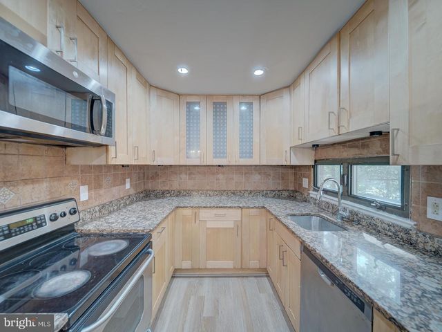 11301 GATESBOROUGH LN, Reston, VA 20191