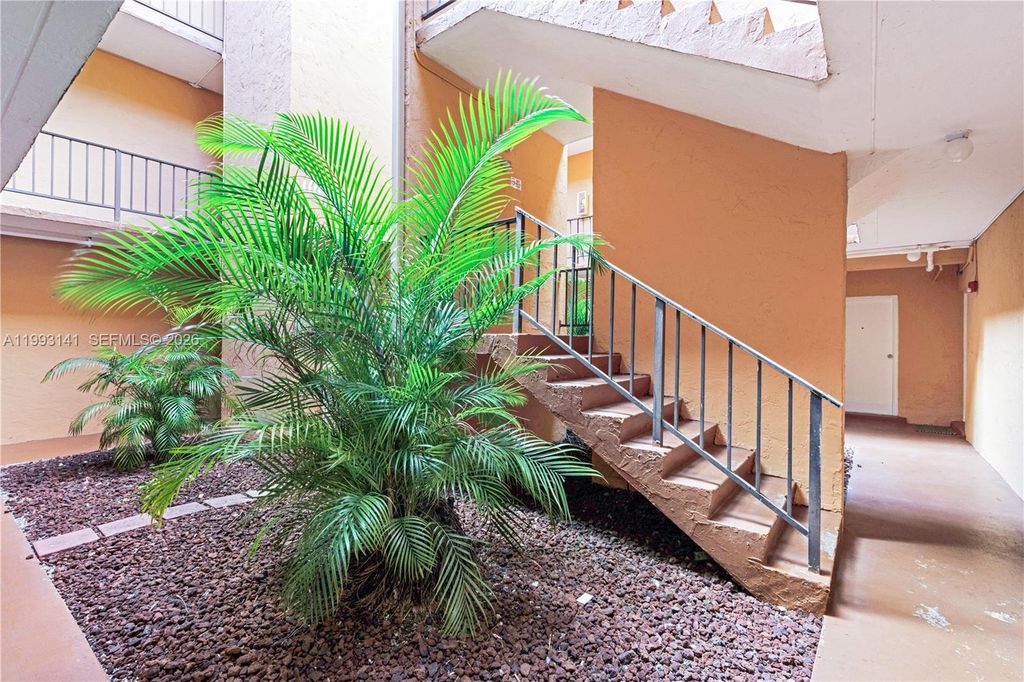 9423 SW 76th St W21, Miami, FL 33173