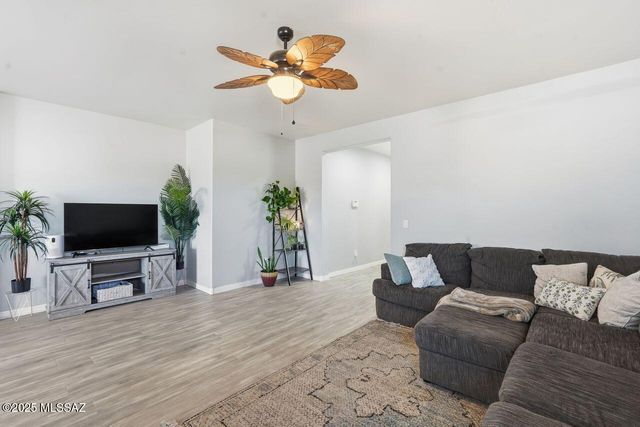 8298 W Green Kingfisher Lane, Tucson, AZ 85757