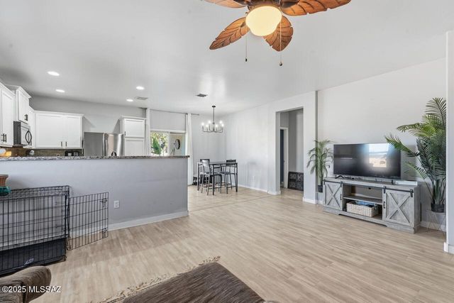 8298 W Green Kingfisher Lane, Tucson, AZ 85757