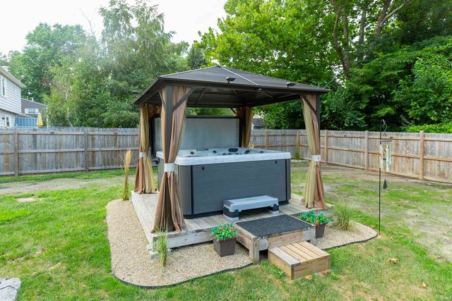 1365 E Riding Mall Drive, South Bend, IN 46614