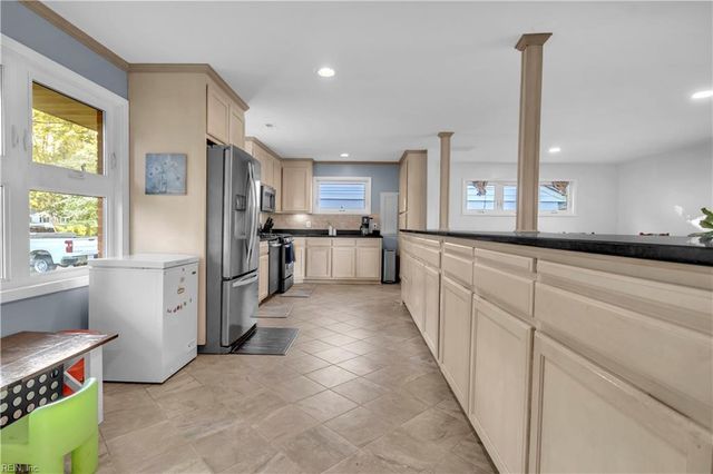 6 Downing PL, Newport News, VA 23606