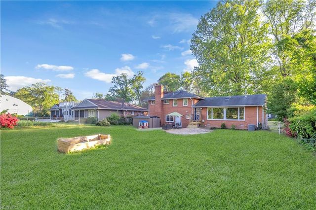 6 Downing PL, Newport News, VA 23606