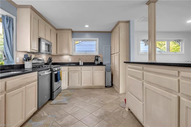 6 Downing PL, Newport News, VA 23606