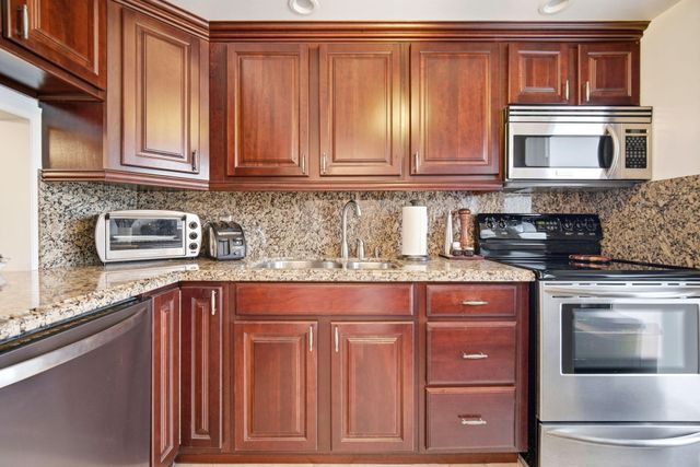 3221 NE 8th Street F305, Pompano Beach, FL 33062