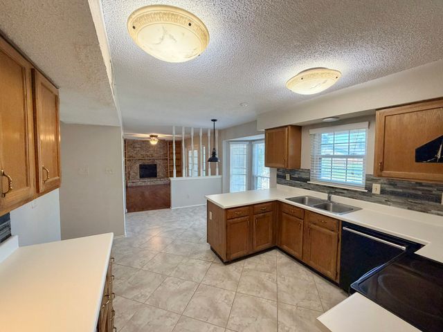 6801 Greenspring Drive, Arlington, TX 76016
