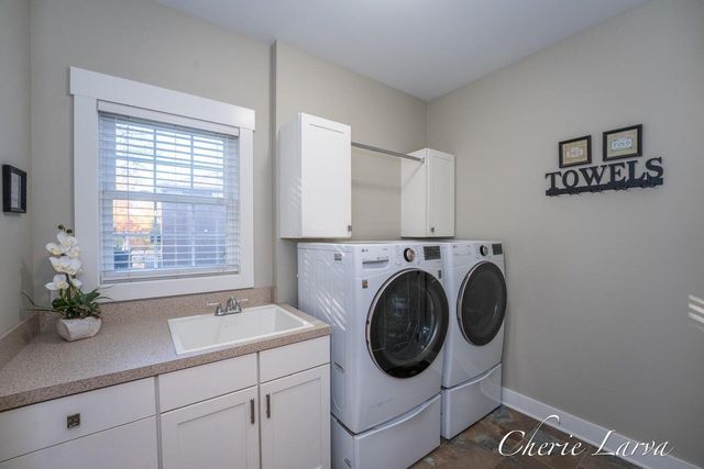 6436 Summer Meadows Drive NE, Rockford, MI 49341